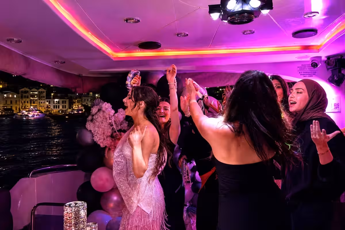 8 kişilik Bride to Be Classic konsepti masa ve balon süslemesi
