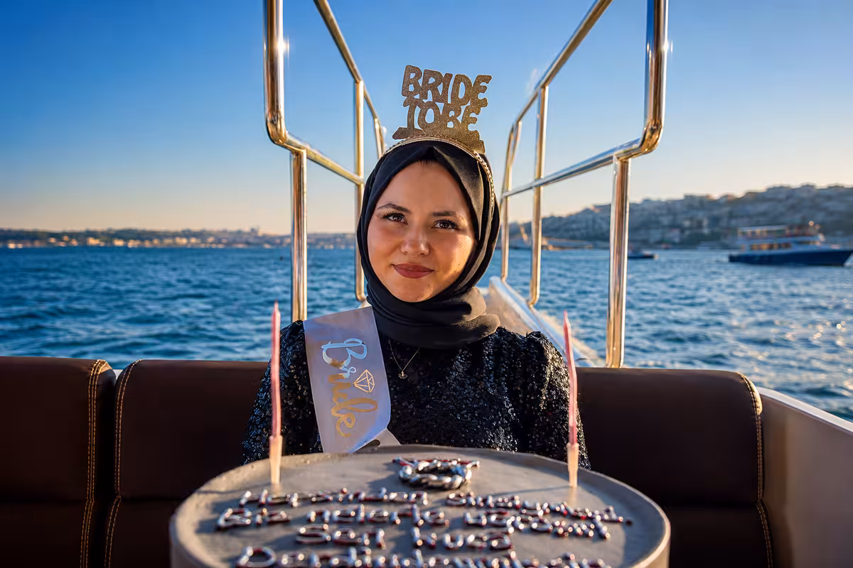 Bride to Be organizasyonunda masa süslemesi, atıştırmalık ve alkolsüz içecek sunumu