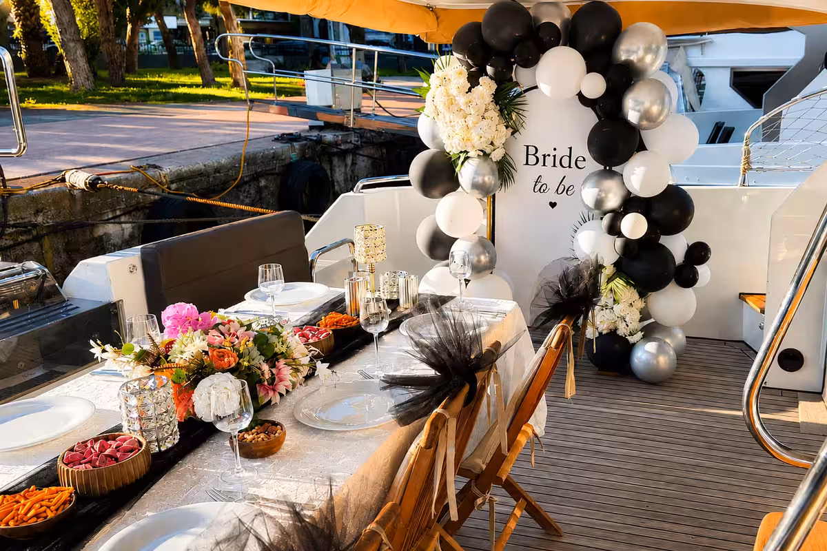 Bride to Be backdrop, balon ve masa dekorasyonu