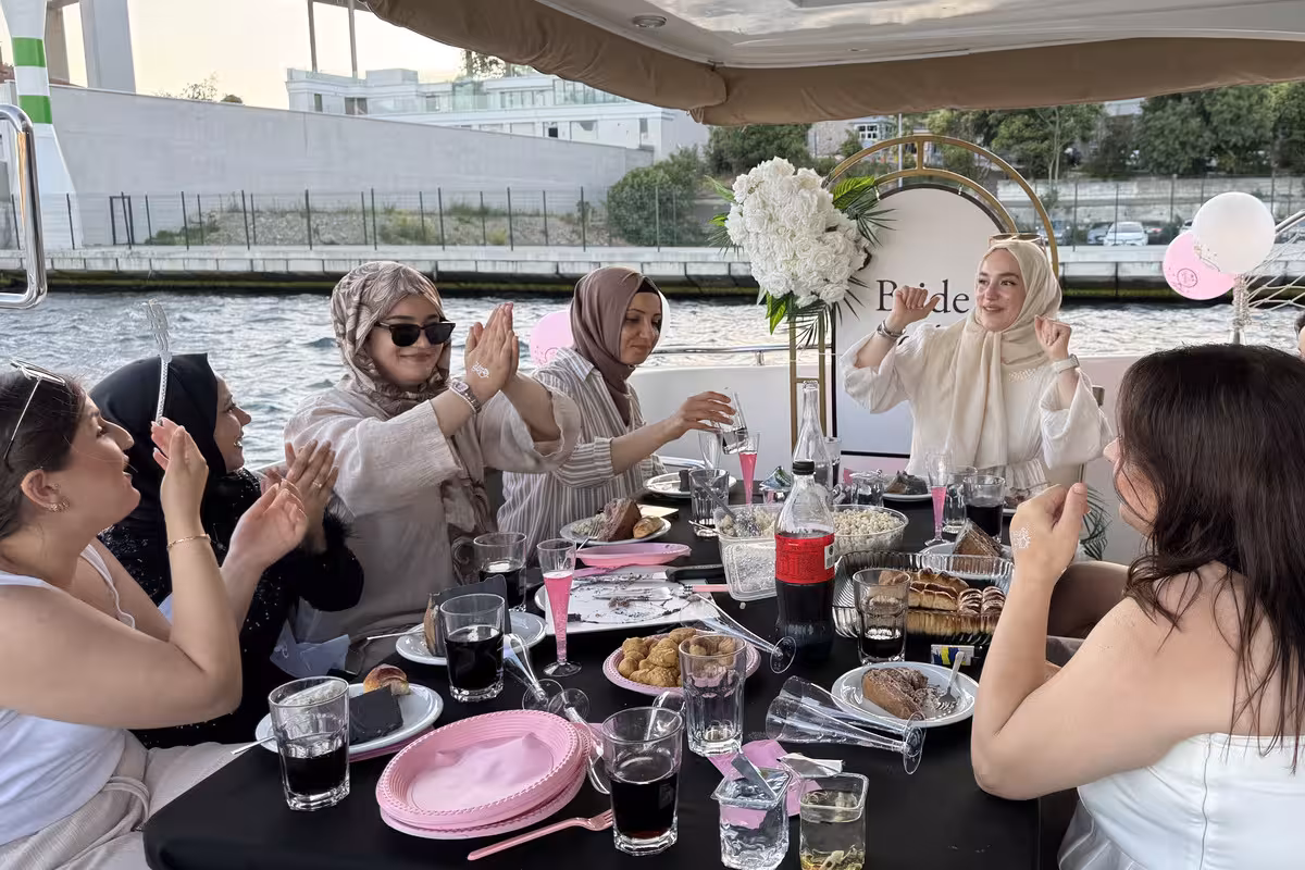 Gelin adayının Bride to Be organizasyonunu kutlayan yakın arkadaşları