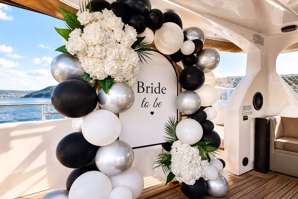 Bride to Be organizasyonu öncesinde dekorasyon hazırlığı yapan ekip