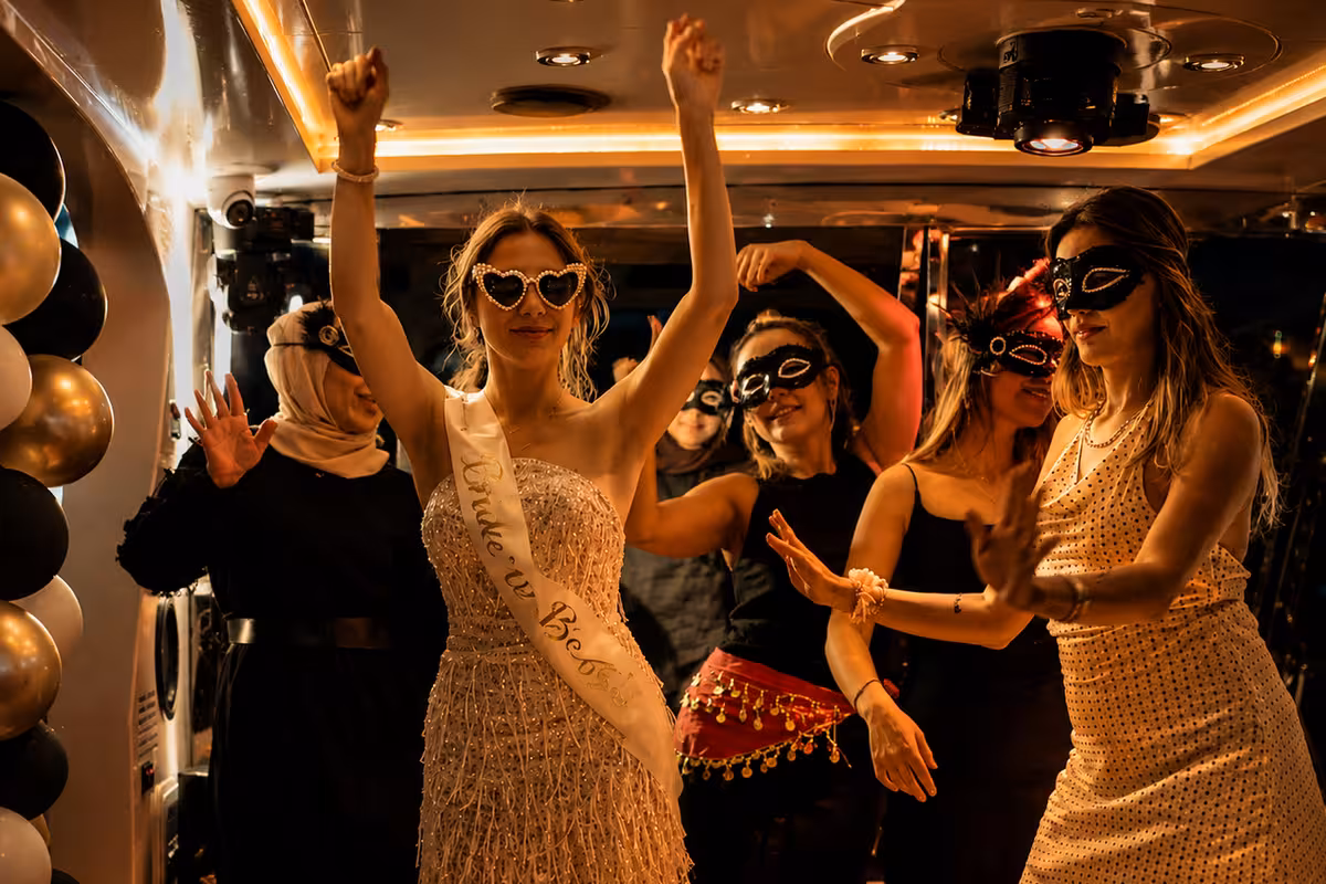 20 kişilik Bride to Be Signature konsepti geniş arkadaş grubu düzeni