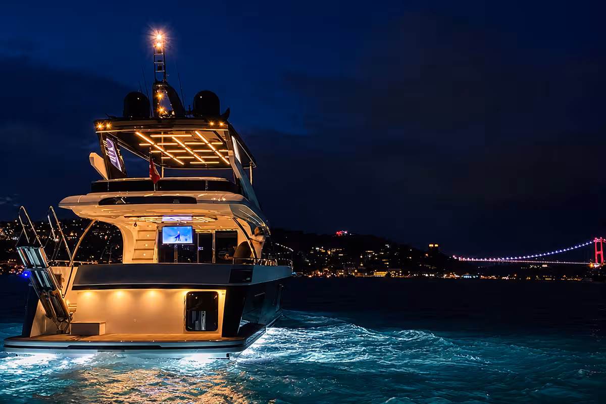İstanbul Boğazı köprü manzarası eşliğinde yat