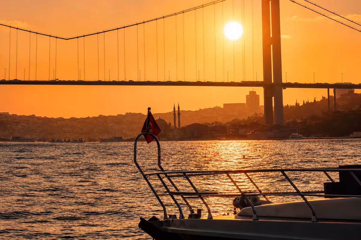 İstanbul Boğazı'nda gün batımı tekne turu