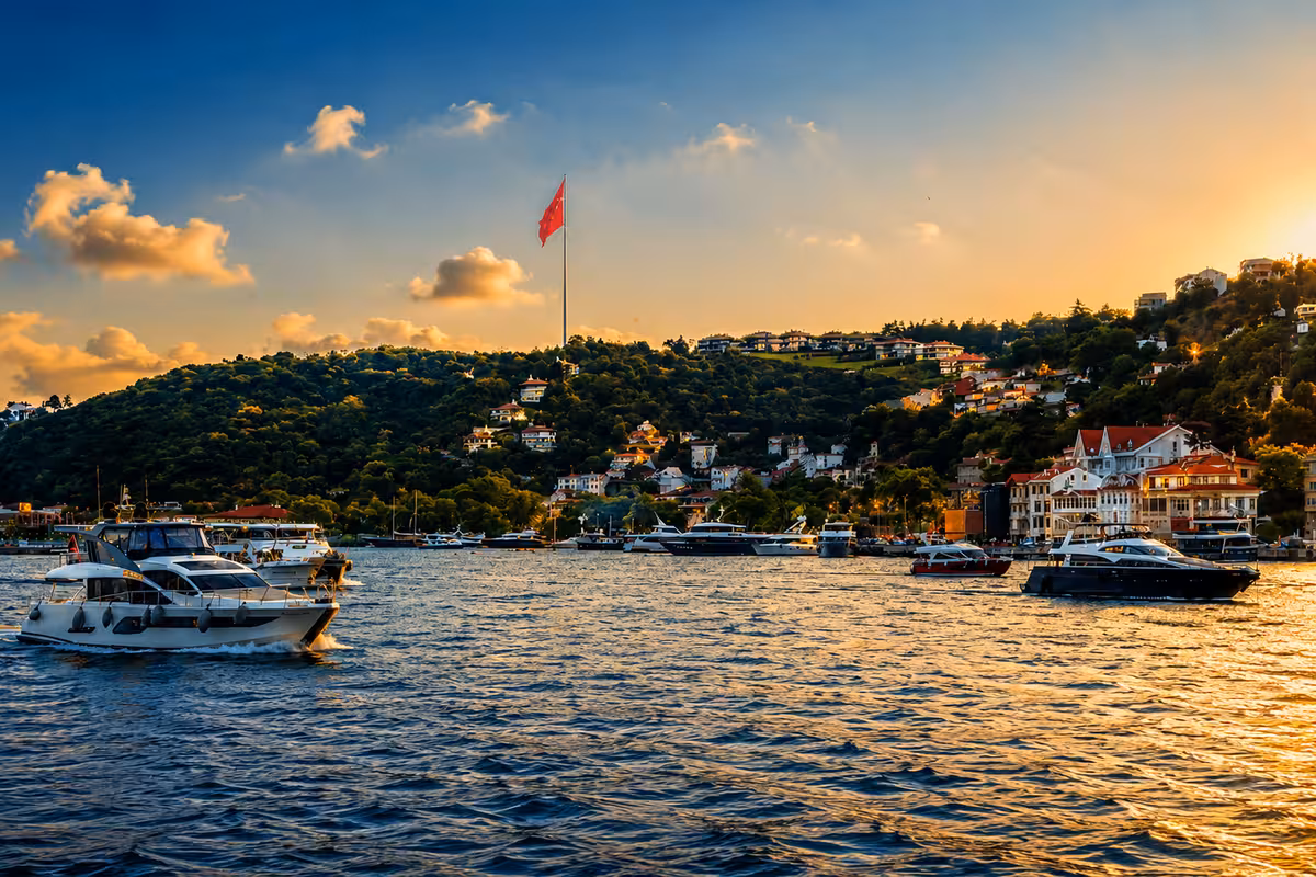 Bebek koyu ve Rumeli Hisarı manzarasında teknede bekarlığa veda organizasyonu, Emirgan kıyısı
