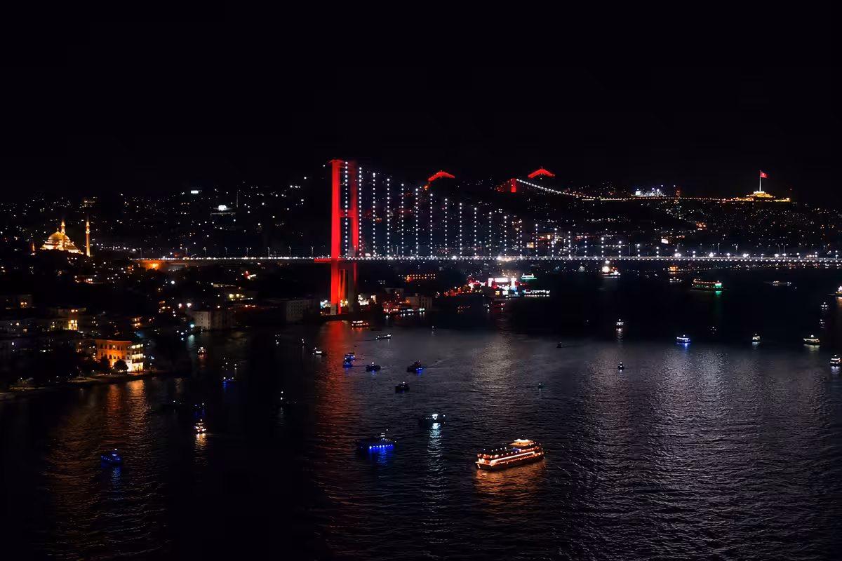 Boğazda doğum günü kutlaması, İstanbul Boğazı'nda Ortaköy ve Arnavutköy kıyı hattı
