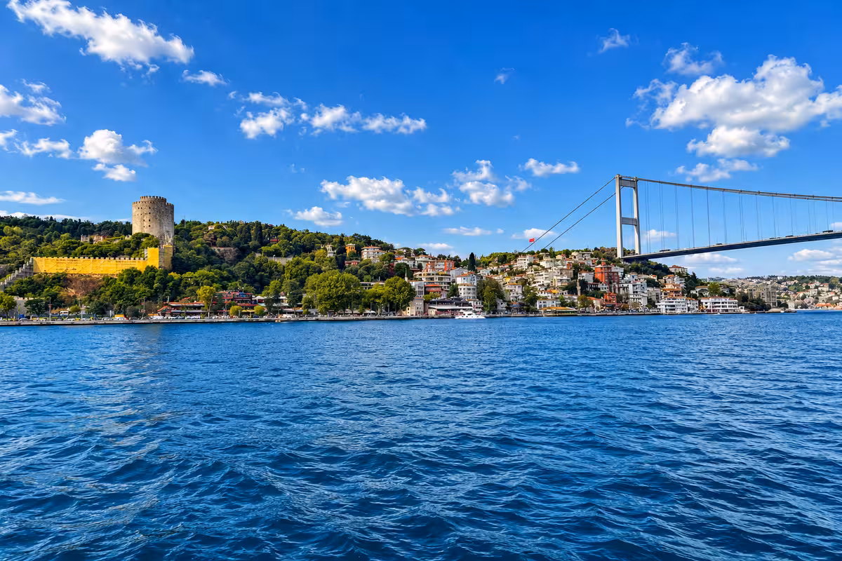 Bebek koyu ve Rumeli Hisarı manzarasında teknede doğum günü organizasyonu, Emirgan kıyısı