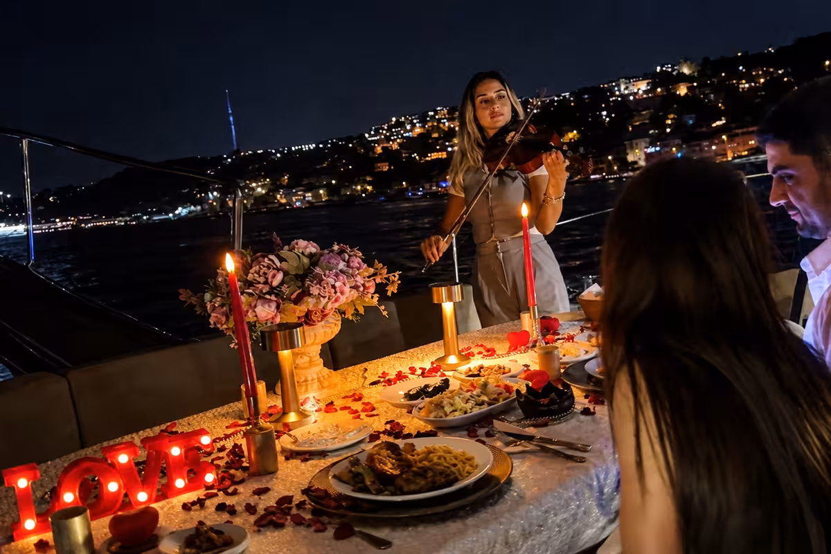 Ortaköy, Arnavutköy ve Boğaz Köprüsü manzarasında teknede doğum günü kutlaması