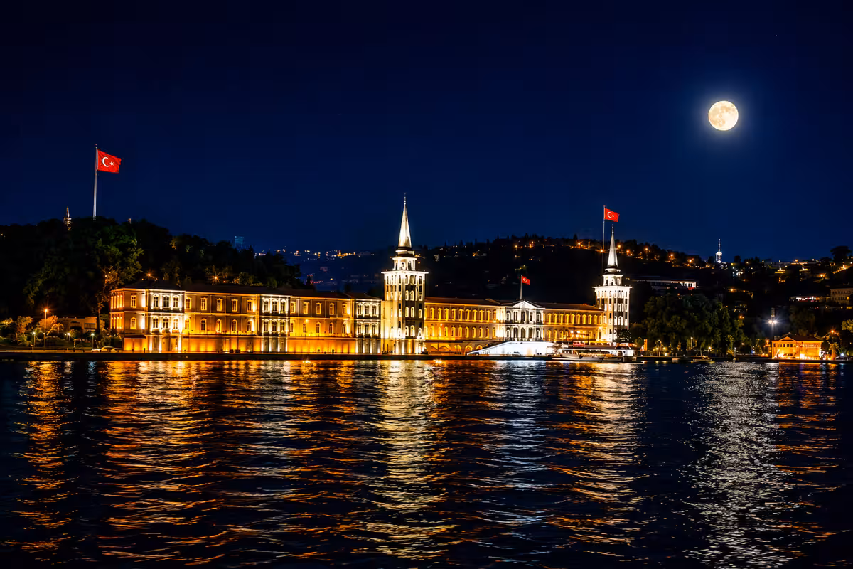 Üsküdar iskelesinden Avrupa yakası panoramasında teknede doğum günü kutlaması