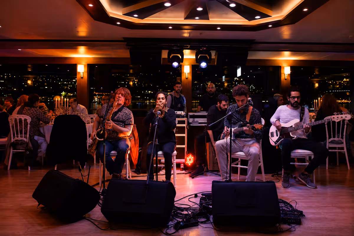 Teknede canlı müzik eşliğinde özel yemek organizasyonu