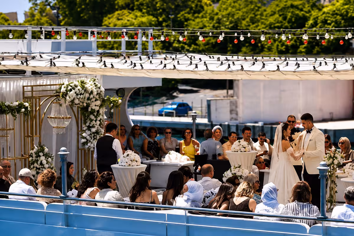 Drone ile havadan görüntülenen İstanbul Boğazı'nda düğün teknesi
