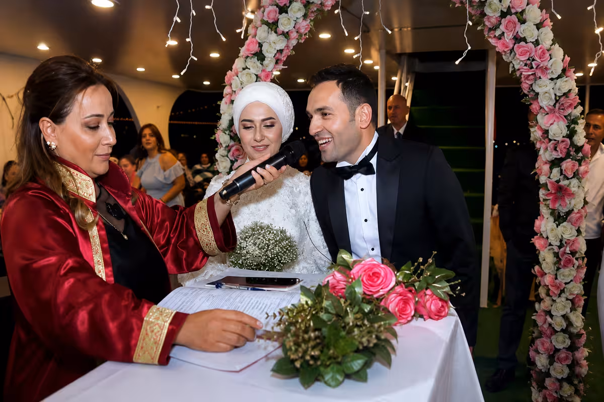 İstanbul Boğazı manzarasında teknede nikah töreni sahnesi