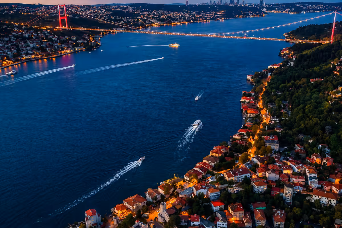 Üsküdar sahili önünde yemekli tekne rotası