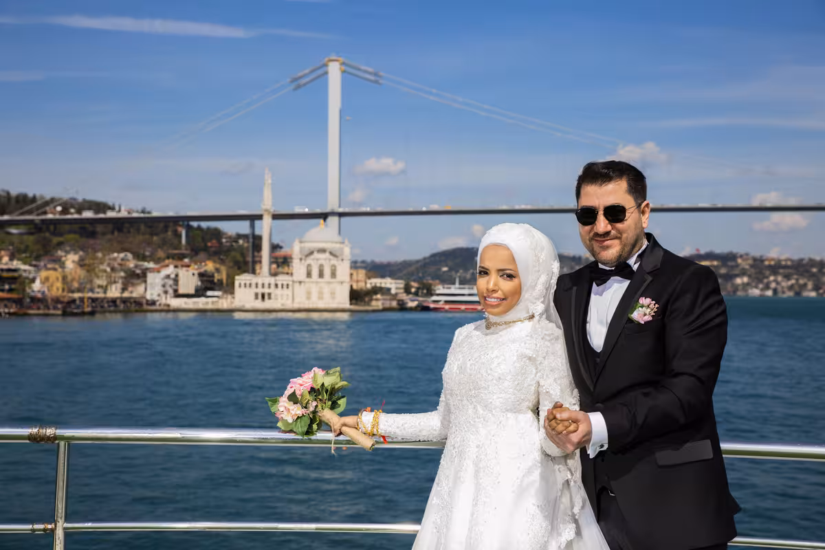 Gün batımı altın ışıklarında İstanbul Boğazı'nda teknede düğün töreni