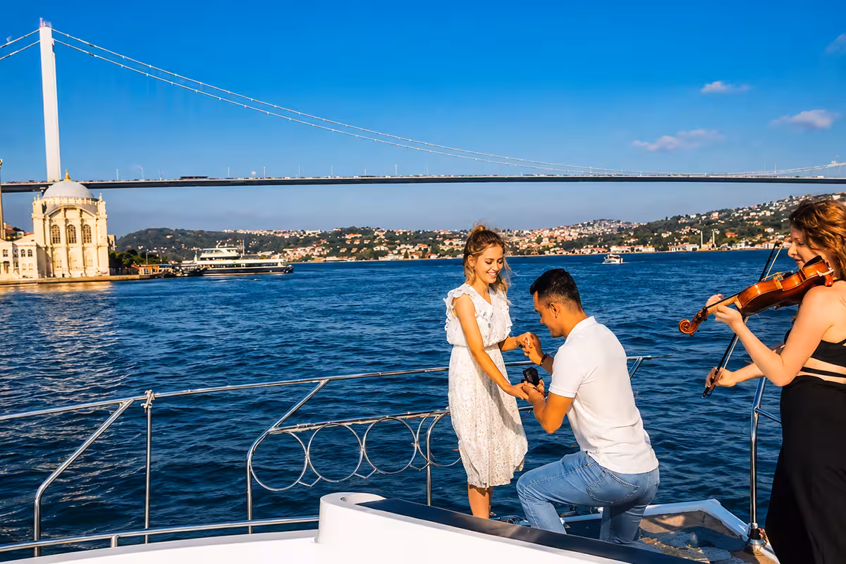 Canlı keman eşliğinde teknede evlilik teklifi