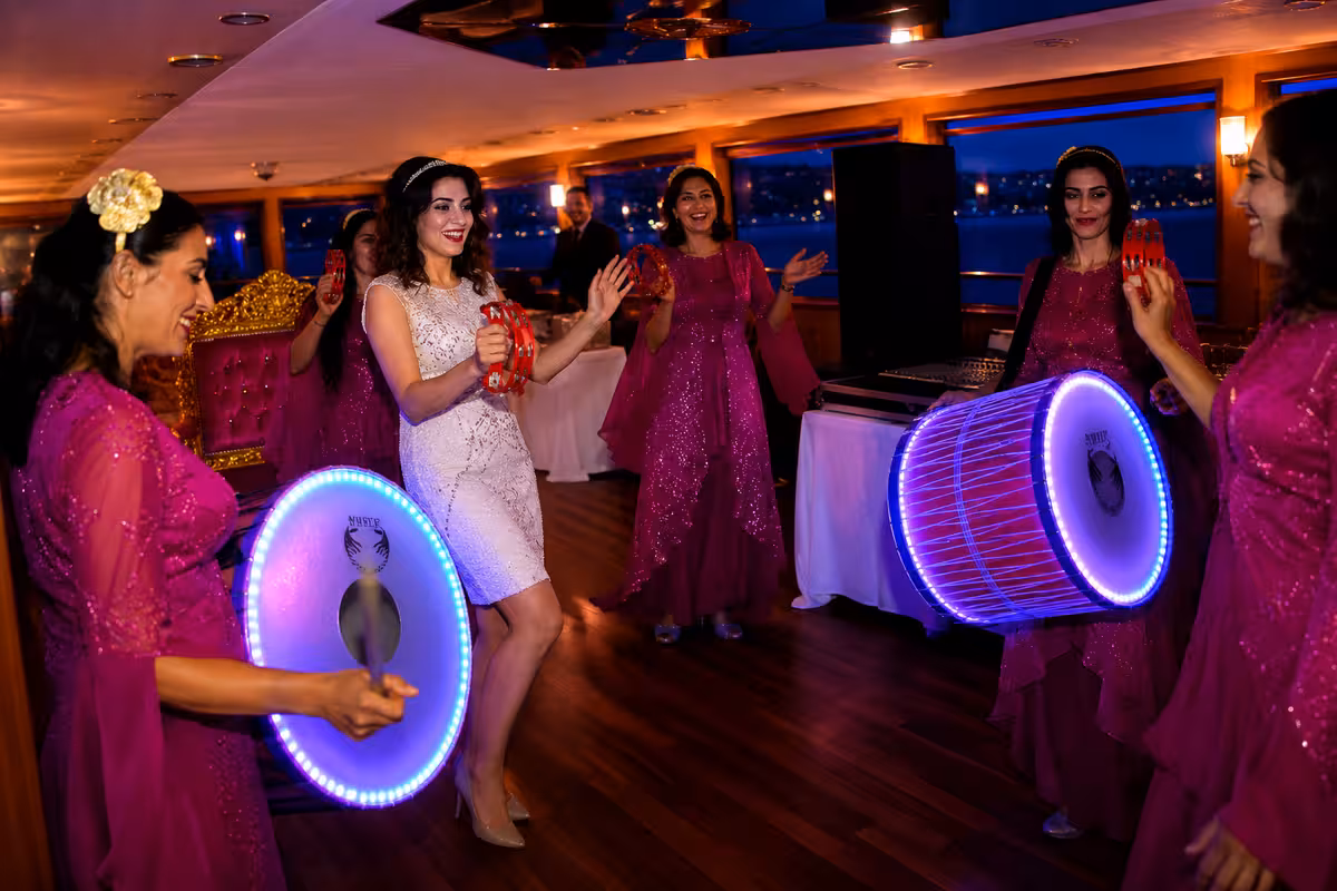 İstanbul Boğazı'nda teknede kına gecesi davul şov performansı güverte