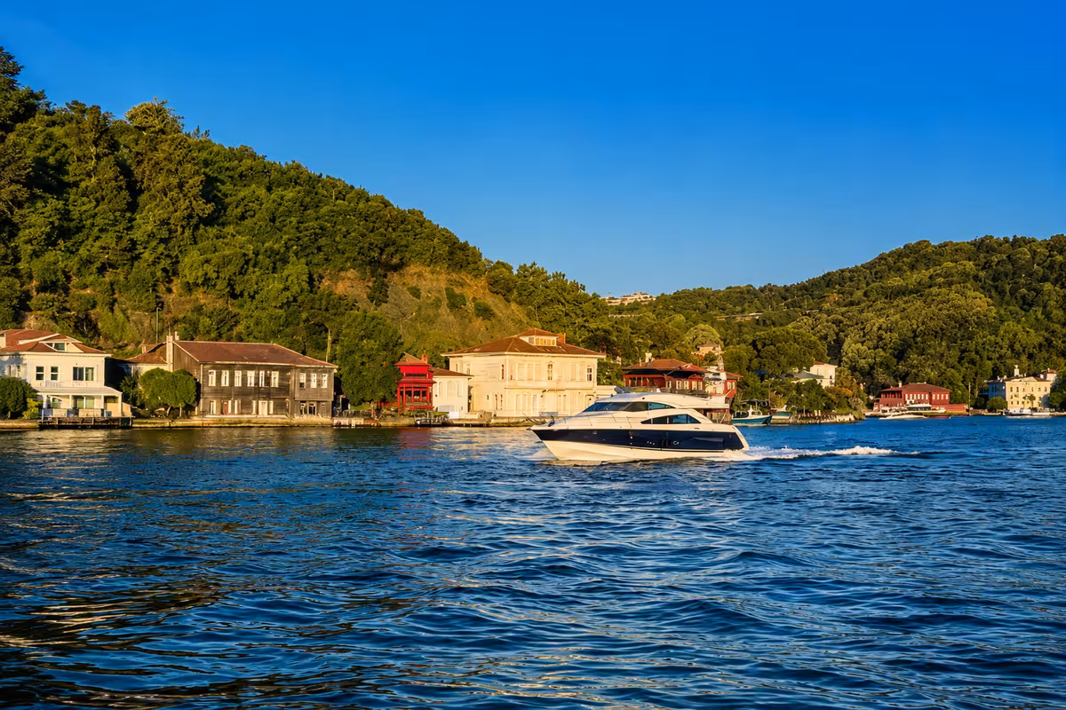 Üsküdar iskelesinden Avrupa yakası panoramasında teknede mezuniyet partisi