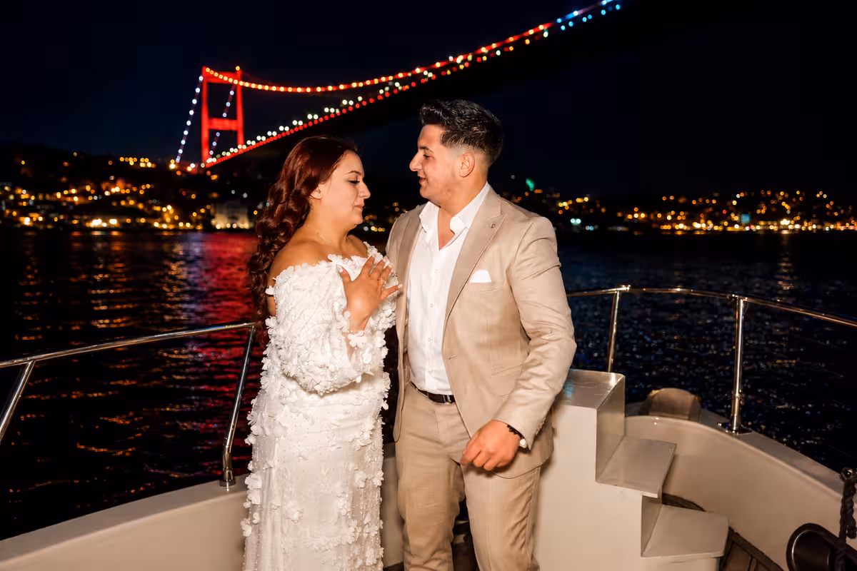 Boğaz Köprüsü ışıkları arka planında teknede gece nişanı ve canlı müzik