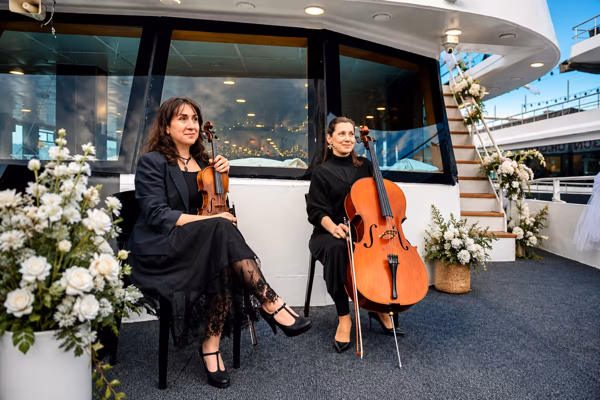 Teknede nişan töreninde keman eşliğinde güverte canlı müzik performansı