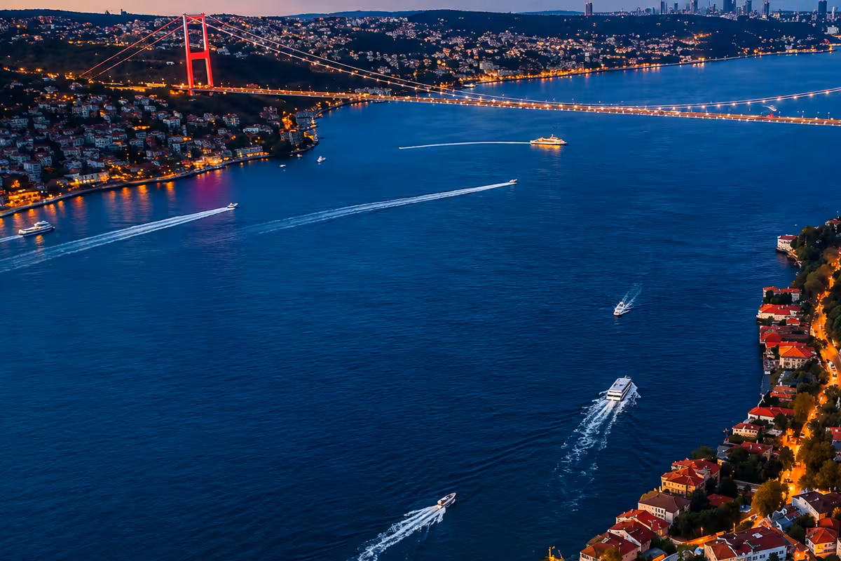 Marmara'ya batan güneş ışığında Boğaz'da teknede gün batımı nişan töreni