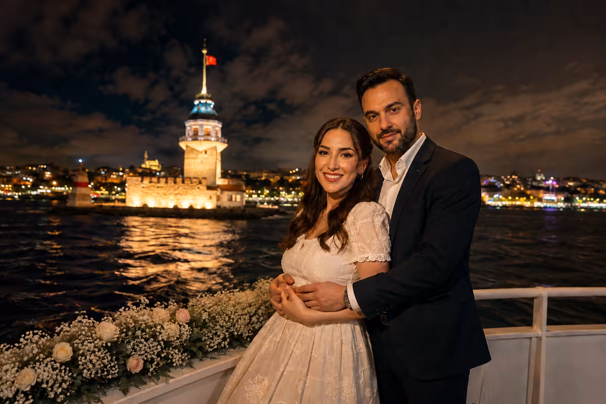 Kız Kulesi silueti arka planda teknede nişan çifti portresi İstanbul Boğazı