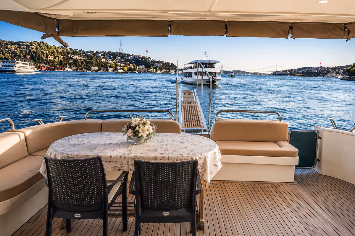 12 kişilik VIP yat açık güverte alanı