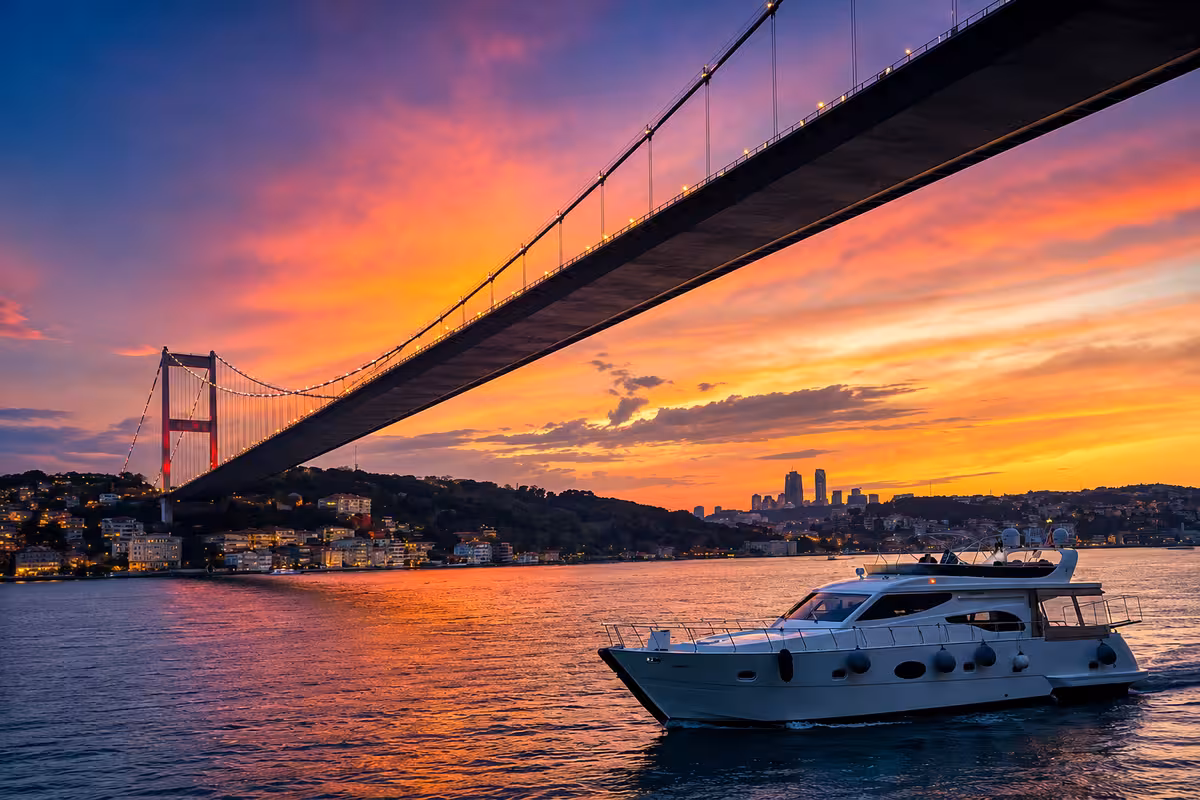 Gün batımında İstanbul Boğazı'nda VIP yat