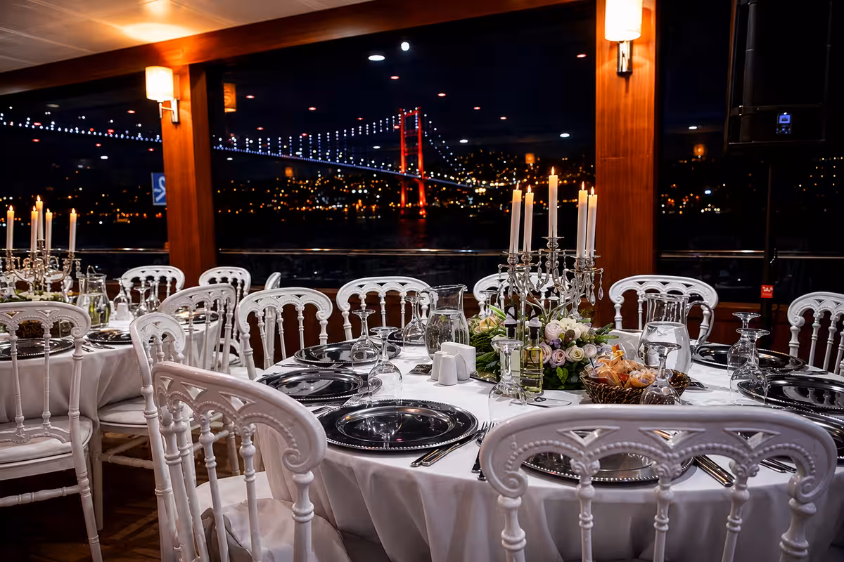 200 kişilik etkinlik teknesi çok güverteli kapalı salon