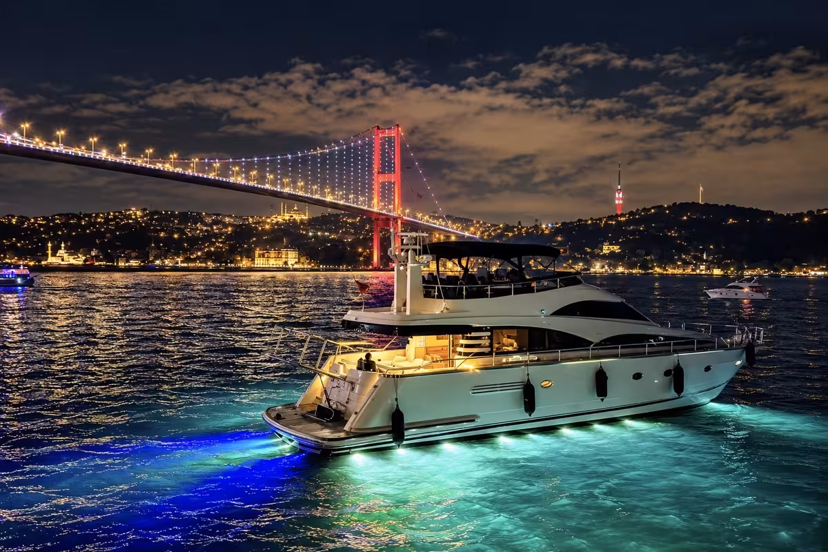 Gün batımında İstanbul Boğazı'nda 25 kişilik yat
