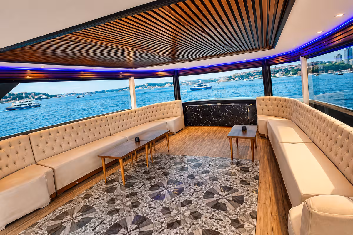VIP davet teknesi üst kapalı salon alanı