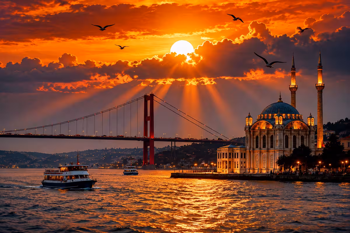 Ortaköy Camii ve Boğaz Köprüsü önünde İstanbul Boğazı VIP yat kiralama rotası
