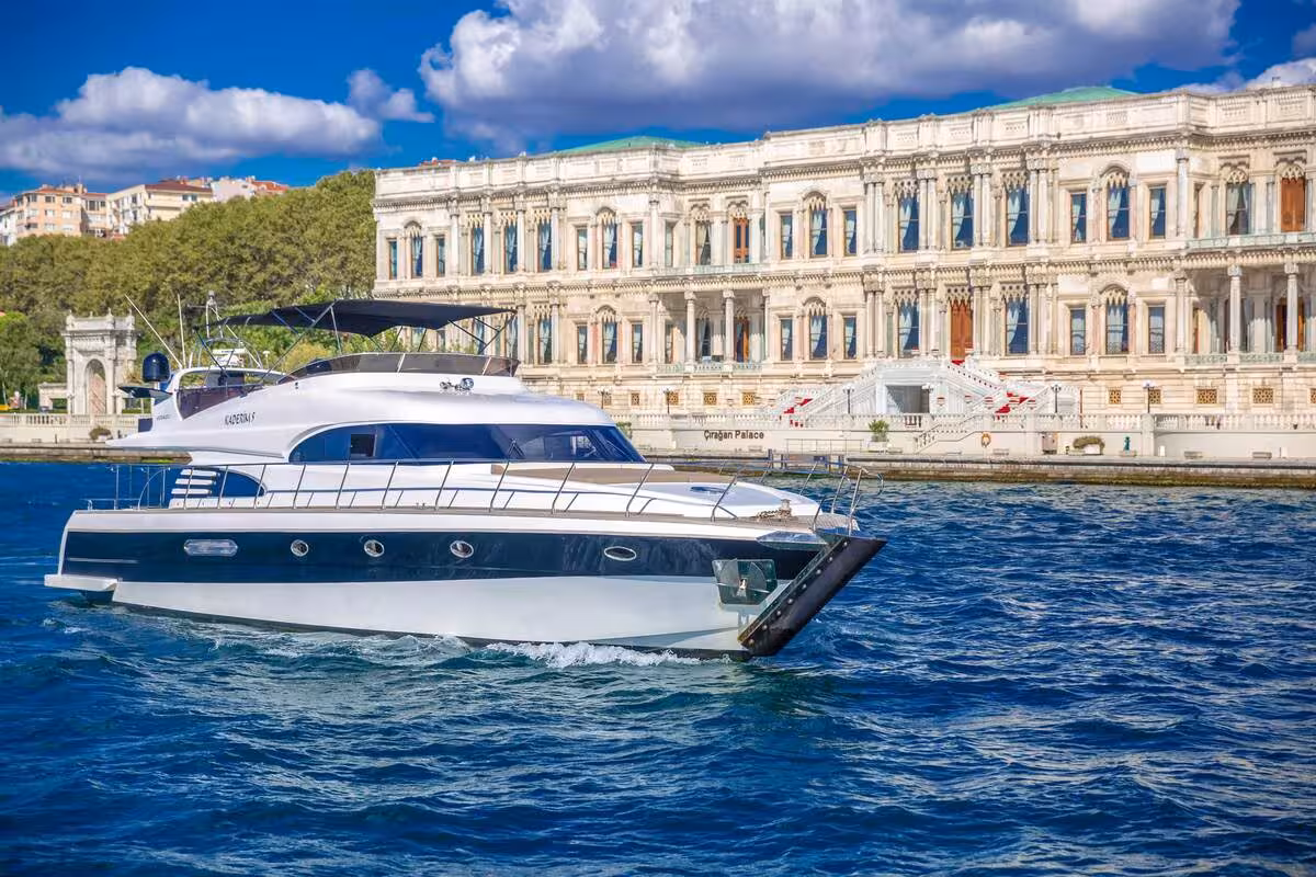 Çırağan Sarayı karşısında VIP yat kiralama deneyimi, özel şef servisi ve Boğaz Köprüsü manzarası